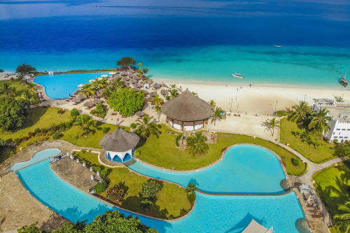 royal zanzibar beach resort zwembad aan zee.png