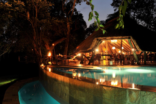 selous serena camp zwembad avond.png