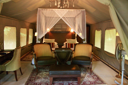 selous serena camp tent van binnen.png