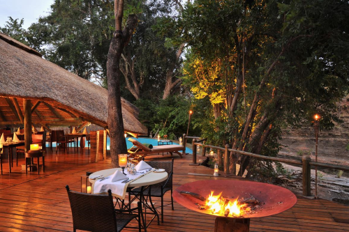 selous serena camp buitendek dineren.png