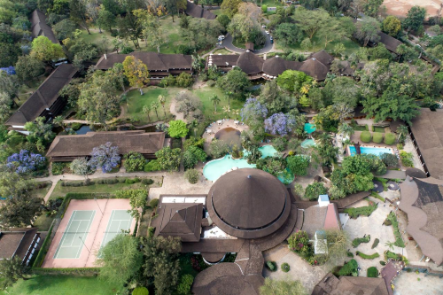 safari park hotel buitenkant.png
