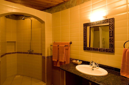 masai mara sopa lodge badkamer.png