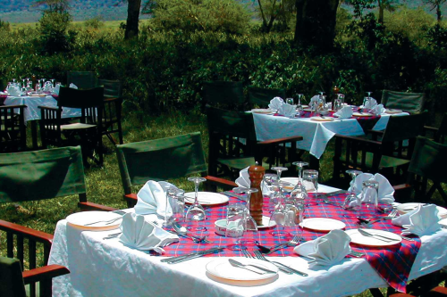 masai mara sopa lodge buiten eten.png