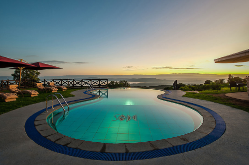 lake nakuru sopa lodge zwembad.png