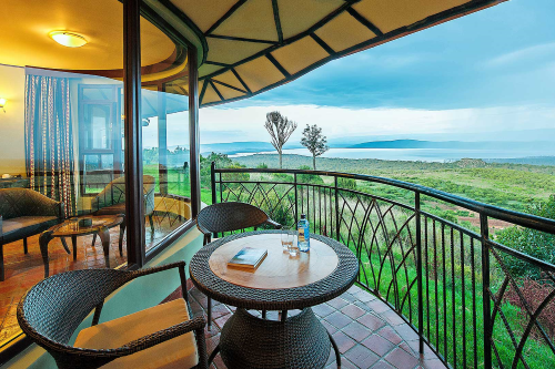 lake nakuru sopa lodge balkon.png