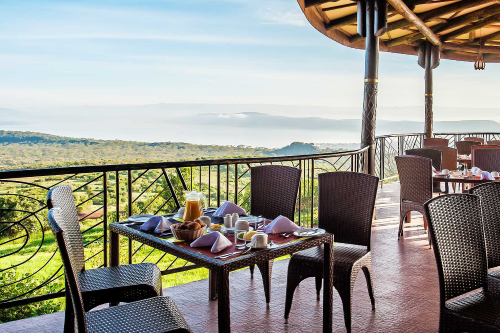 lake nakuru sopa lodge buitenterras.png