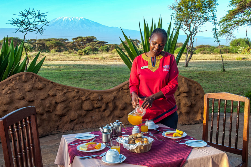 amboseli sopa lodge buiten ontbijt.png