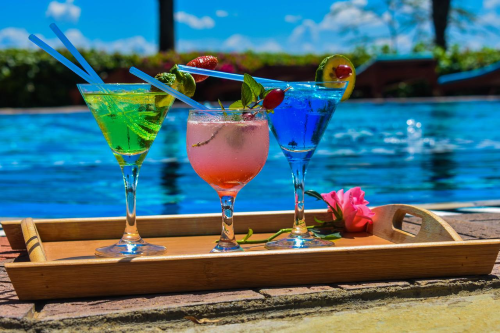 lake nakuru lodge cocktail bij het zwembad.png