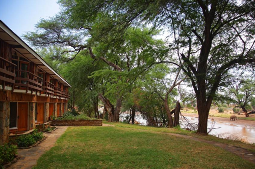 samburu game lodge kamer buitenkant aan rivier.png