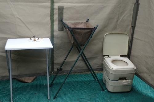 south gate moremi camp sanitaire voorziening tent.jpg