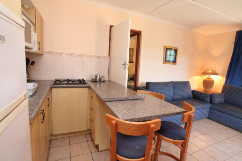 gooderson kynsna chalets woonkamer kitchenette.png