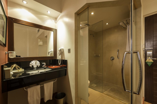 ole sereni hotel badkamer.png