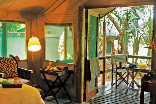 falaza game park tent van binnen.png