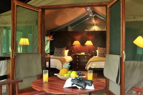 falaza game park tent vanaf balkon.png