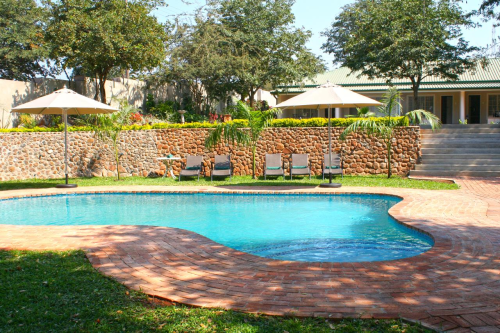 batonka guest lodge zwembad met ligbedden.png