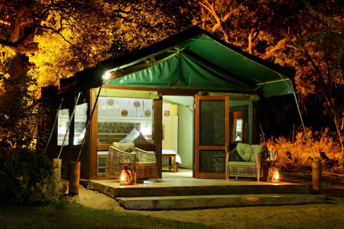 elephant valley lodge tent van buiten.png