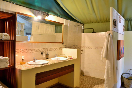 elephant valley lodge tent badkamer.png