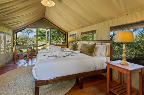 saguni safari lodge tent van binnen.png