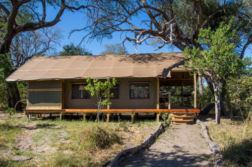 saguni safari lodge tent van buiten.png