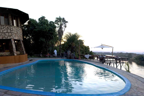 gwabi river lodge zwembad.png