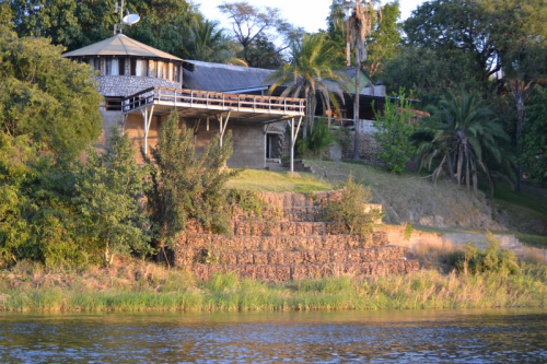 gwabi river lodge vanaf kafue river.png