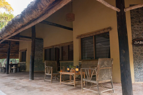 kuti reserve bush villas buitenkant.png