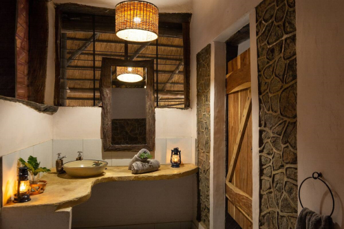 kuti reserve bush villas badkamer.png