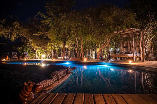changa safari camp zwembad in de avond.png