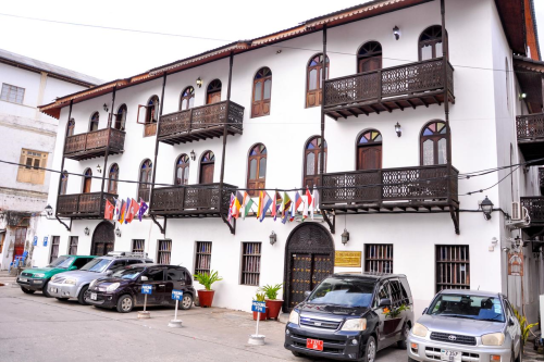 forodhani park hotel voorkant.png