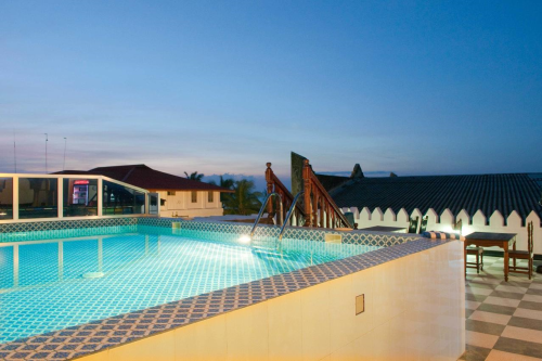 forodhani park hotel zwembad.png