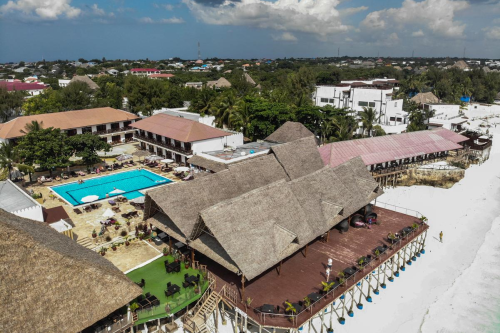 amaan beach bungalows buitenkant.png