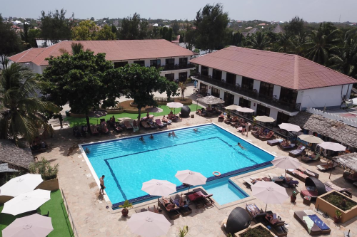 amaan beach bungalows zwembad.png