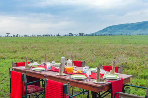 kananga special tented camp buiten eten.png