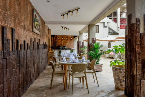 waterbuck hotel buiten eten.png