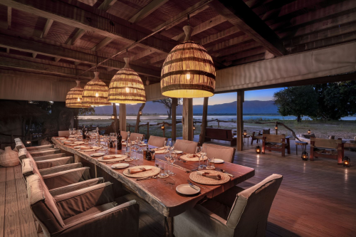 nyamatusi camp eettafel diner.png