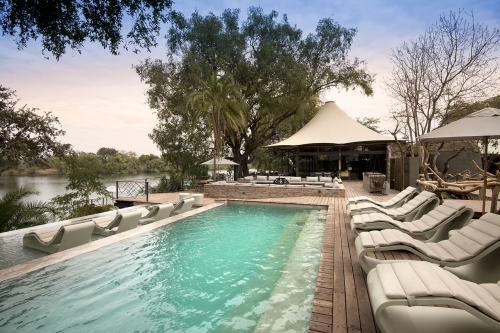thorntree river lodge zwembad met ligbedden.png