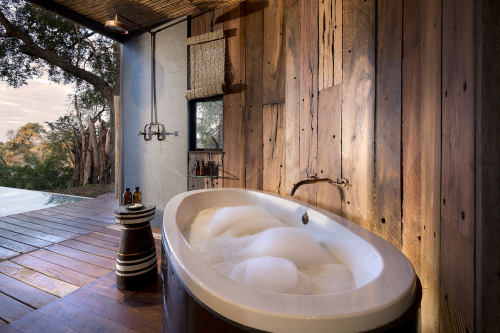 thorntree river lodge bad in half open badkamer.png