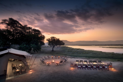 zambezi expeditions diner en buma aan rivier.png