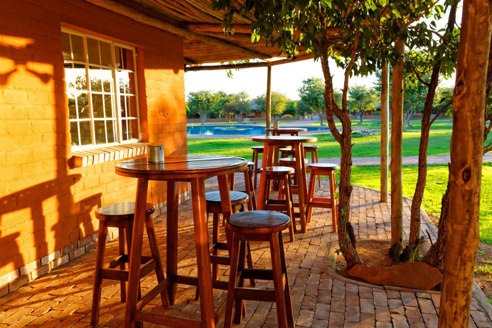 damara mopane lodge buiten zitten.png