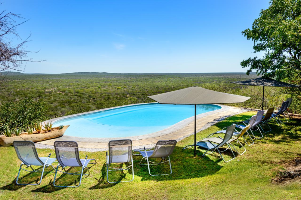 etosha safari camp zwembad.png