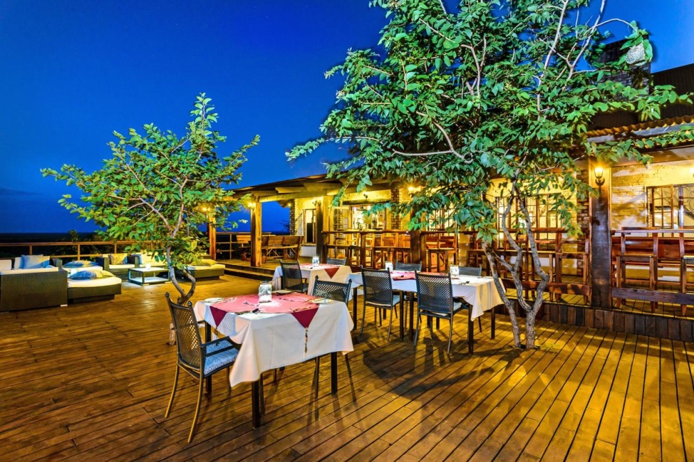 etosha safari camp buiten eten.png