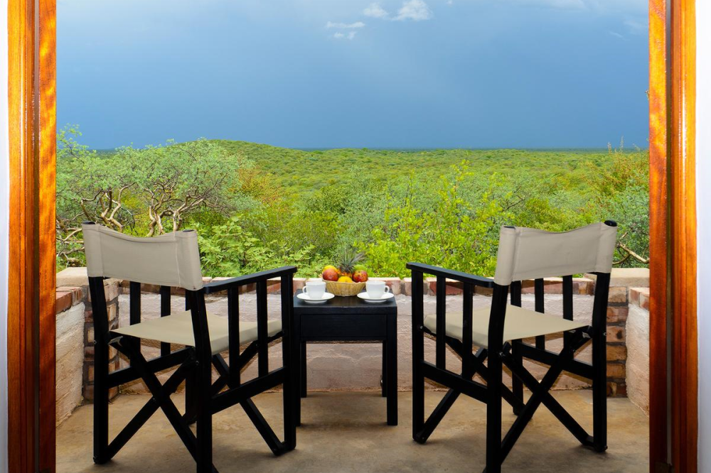 etosha safari camp uitzicht terras.png