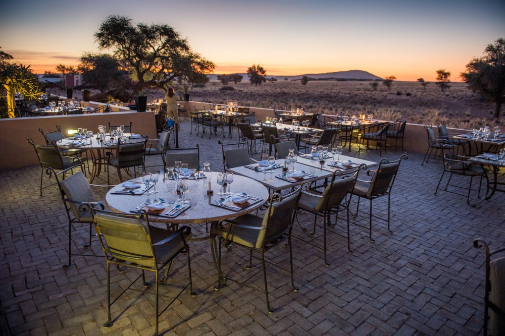 sossusvlei lodge uitzicht tijdens diner.png