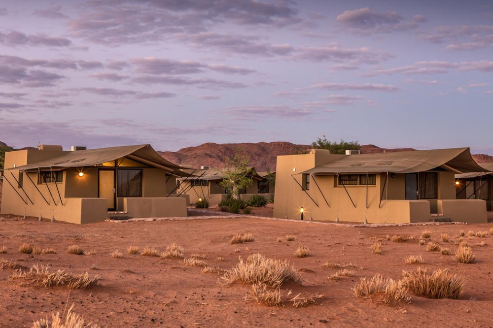 sossusvlei lodge kamer vaan buiten.png
