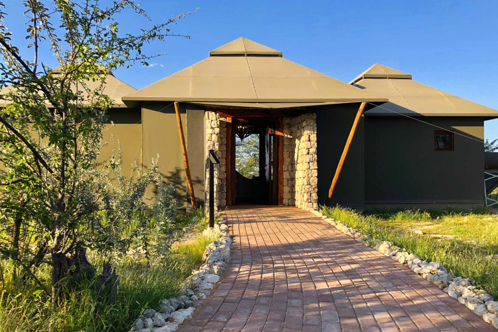 etosha oberland kamer van buiten.png