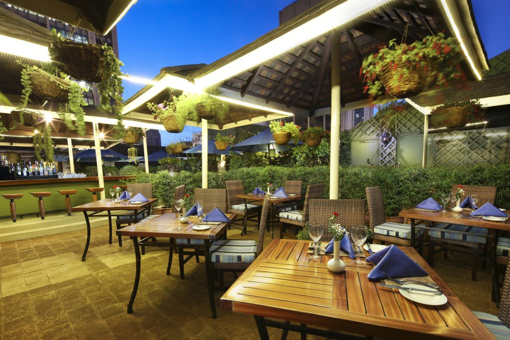 hilton nairobi bar restaurant buiten.png