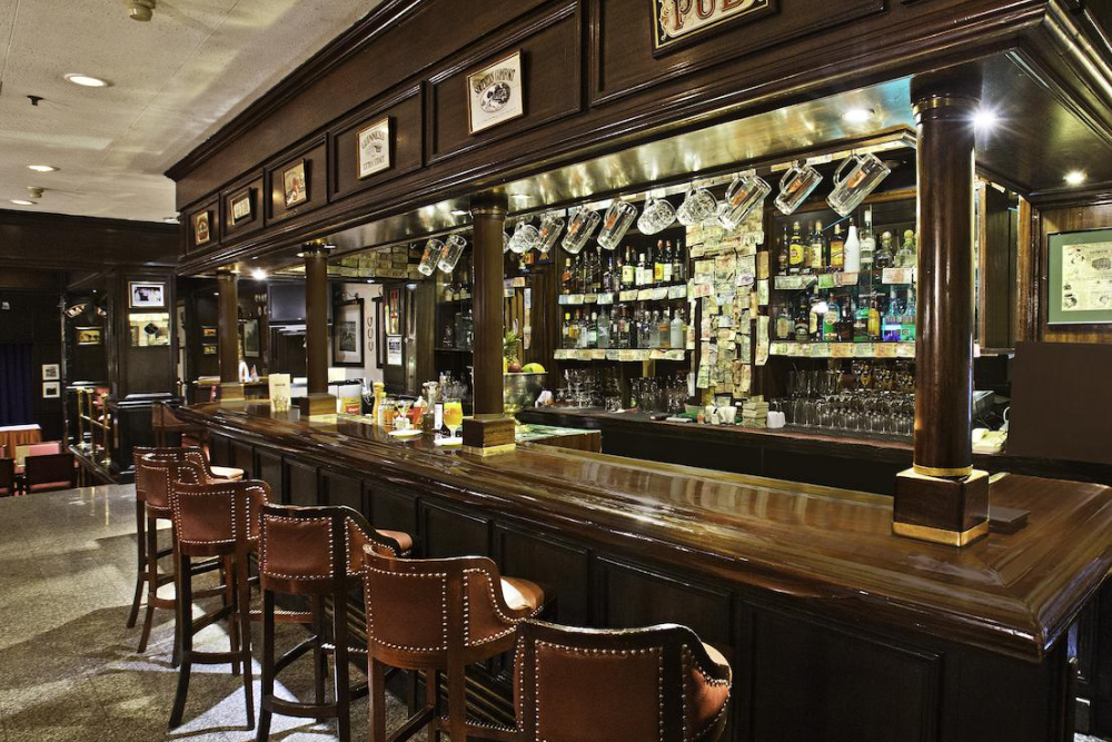 hilton nairobi bar binnen.png