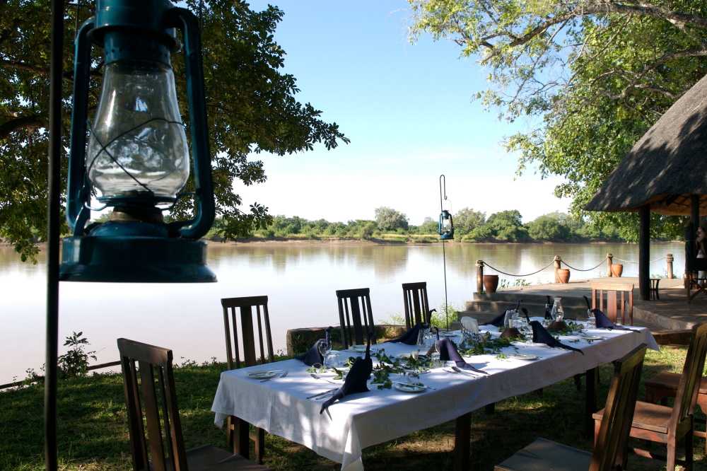 nkwali camp buiten eten.jpg