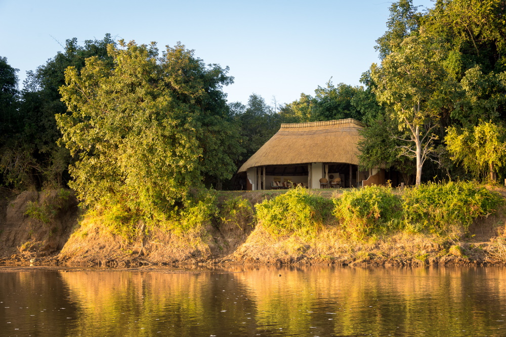 nkwali camp chalter vanaf rivier.jpg