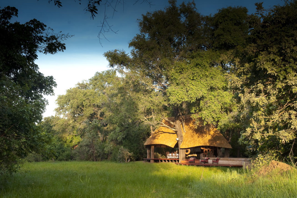 nkwali camp omgeving lodge.jpg